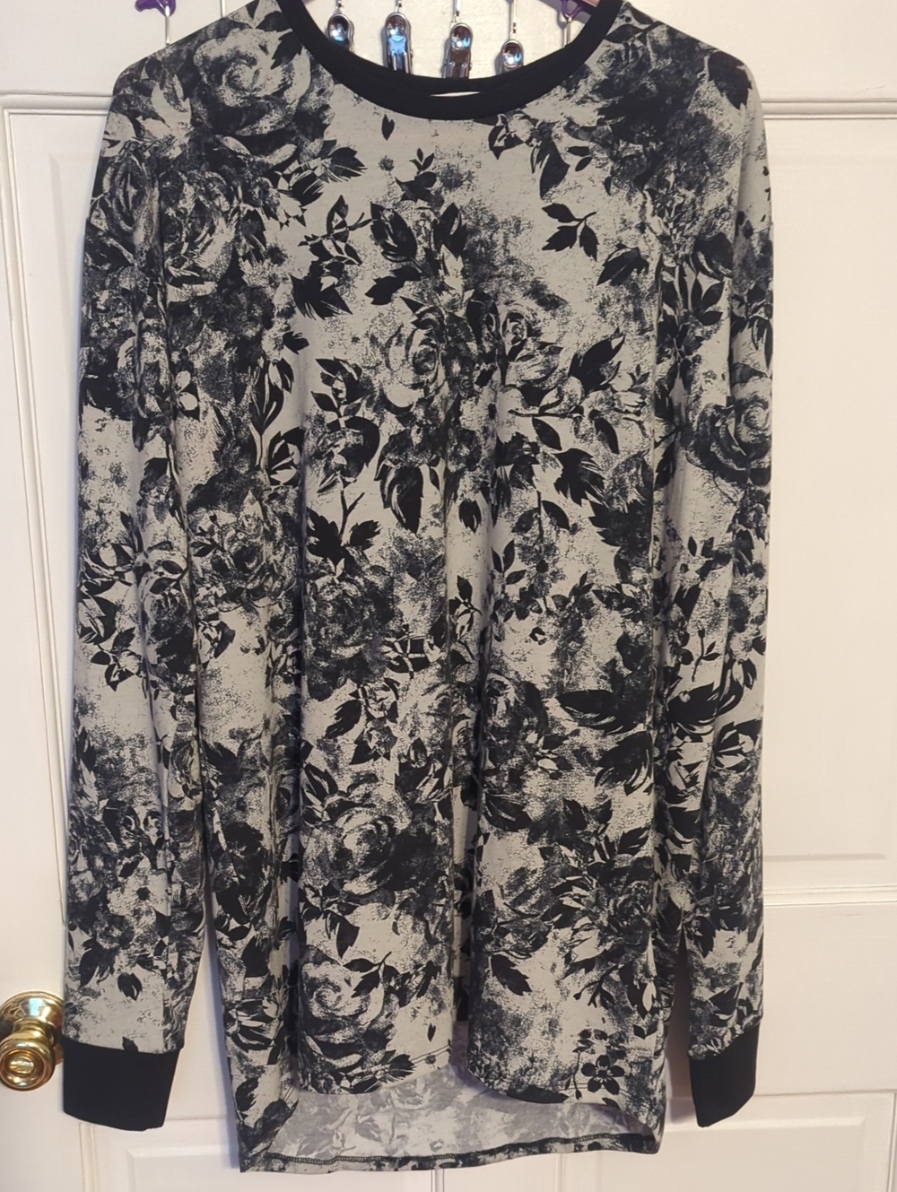 LuLaRoe Black and Cream Floral Long Sleeve Tunic W/ Leggings